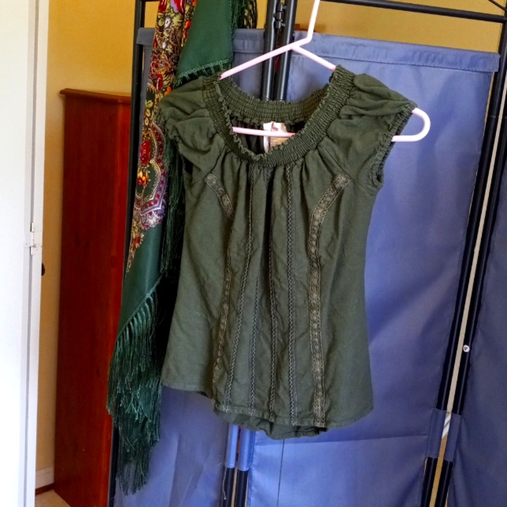 Cap sleeved, corseted peasant top.